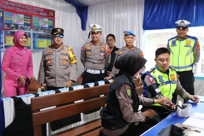 
					Kapolres Lampung Barat cek Pospam dan Berikan Bingkisan