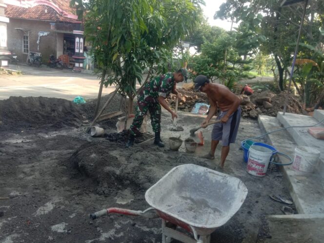 
					Loyalitas Tinggi Serka Slamet Kerja Bakti Bareng Warga