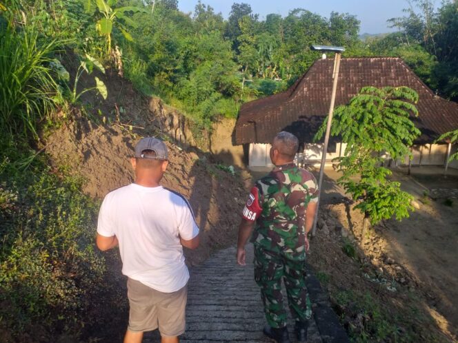 
					Babinsa Kemusu Pantau Lokasi Longsor di Desa Watugede
