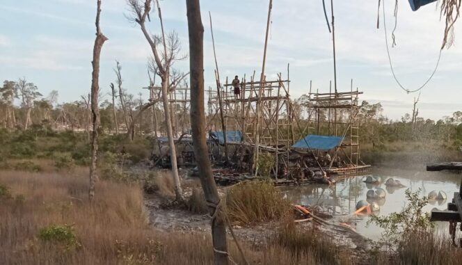 
					Tambang Timah Ilegal di Desa Gantung, Belitung Timur di duga tidak mempunyai dokumen resmi dan mengancam lingkungan.