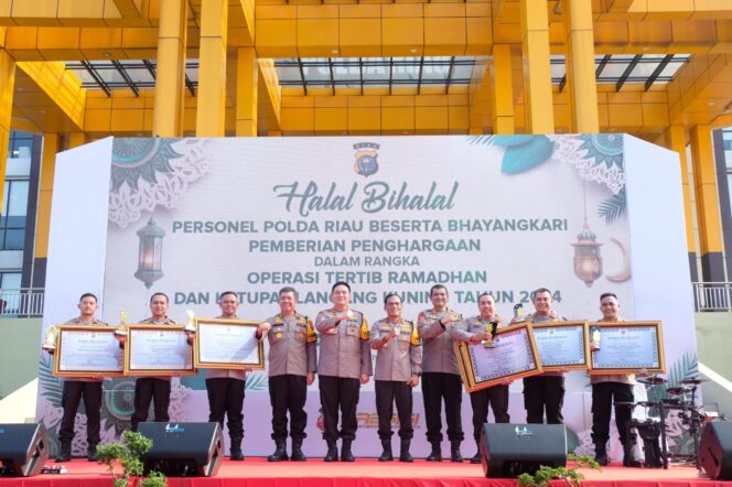 
					Pengamanan Mudik dan Arus Balik Lebaran 2024 Dinilai Sukses, 6 Kapolres di Riau Raih Penghargaan