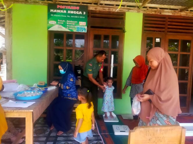 
					Babinsa Kawal Pemberian Vitamin di Posyandu Desa Bumiaji