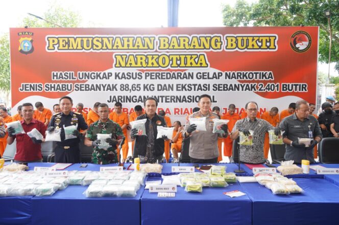 
					Pemusnahan Barang Bukti Narkoba Jaringan Internasional, Kapolda Riau : Sikat Habis Kampung Narkoba