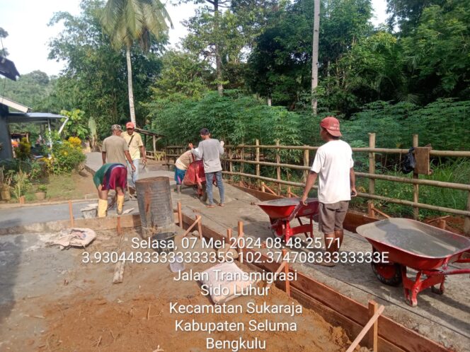 
					Desa Sidoluhur Terus Membangun Jalan Produksi Dan Setiap Gang Milik Masyarakat.