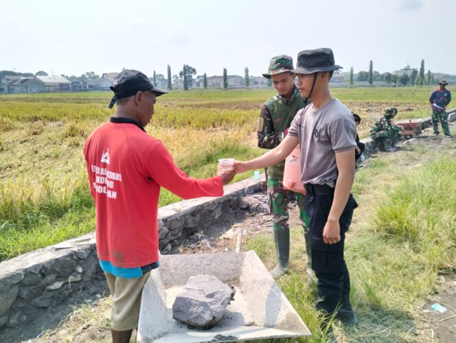
					Istirahat Siang, Satgas TMMD Reguler 120 Kodim 0726/Sukoharjo Bersenda Gurau Dengan Warga