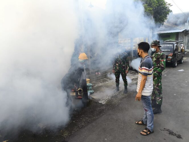 
					Cegah Penyebaran Penyakit Demam Berdarah, Satgas TMMD Ke-120 Kodim 0726/Sukoharjo Laksanakan Fogging