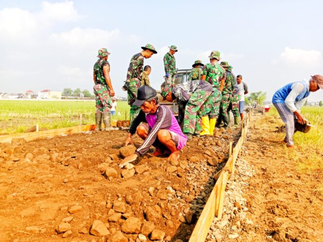 
					Satgas TMMD Reguler ke-120 Kodim 0726/Sukoharjo, Bergotong Royong Siapkan Papan Mal Pengecoran Jalan