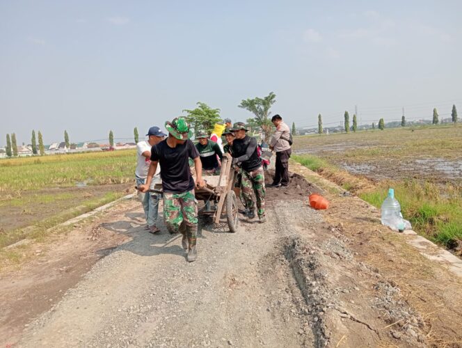 
					Gerobag Kayu vital, praktis dan menjadi idola alat angkut langsiran material di Lokasi TMMD