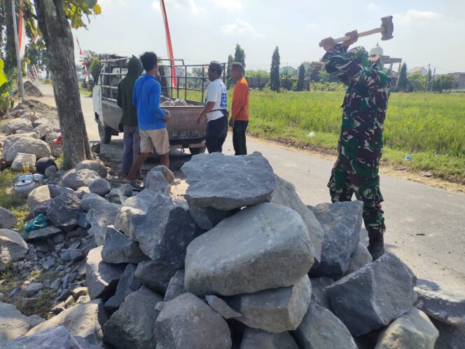 
					Langsiran material lancar, anggota Satgas perlu memecah batu agar sesuai dengan konstruksi Talud