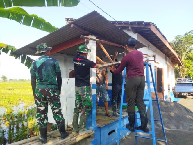 
					Satgas TMMD Ke-120 Kodim 0726/Sukoharjo Mulai Rehab Poskamling
