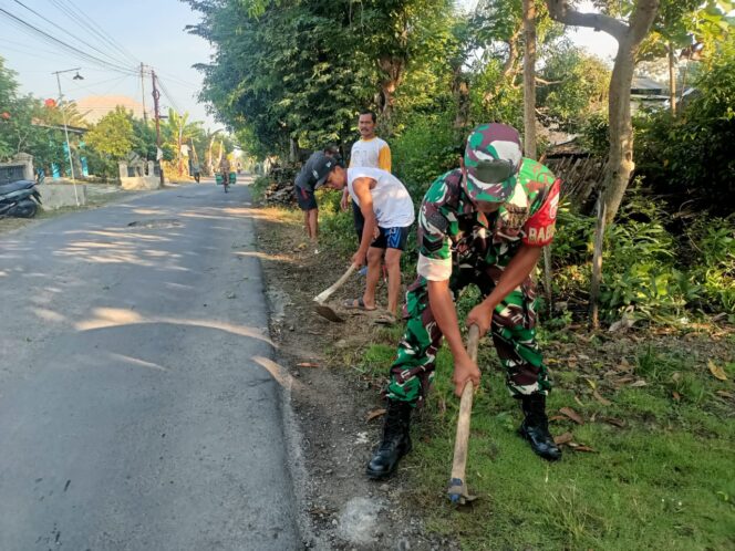 
					Ciptakan Lingkungan Sehat, Babinsa Bantu Warga Pembersihan Lingkungan