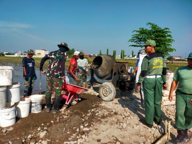 
					Bermandikan Keringat Dibawah Terik Matahari Satgas TMMD Ke-120 Kodim 0726/Sukoharjo,Semangat kerjakan Sasaran Fisik