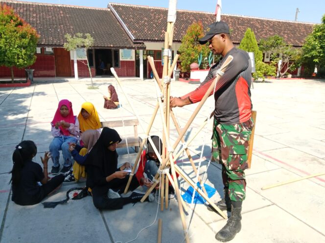 
					Pratu Mardiman Anggota Satgas TMMD Reguler Ke – 120 Latih Tali-Temali Anak Pramuka