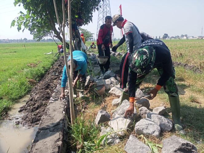 
					Disela Bangun Talud, Satgas TMMD ke 120 Manfaatkan Waktu Istirahat Berbincang Santai Dengan Warga