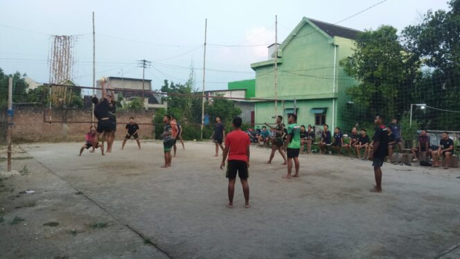 
					Jalin Keakraban, Anggota Satgas TMMD Ke-120 Bermain Voli Bersama Pemuda Desa Wirun