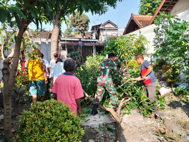 
					Minggu Bersih, Babinsa Serengan Pelopori Warganya Gotong Royong Bersihkan Lingkungan