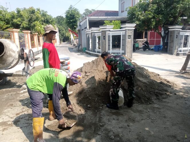 
					Giatkan Binter Wilayah, Babinsa Dan Warga Karya Bakti Pengecoran Jalan