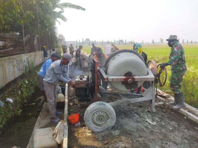 
					Kejar Target, Satgas TMMD Ke 120 Kodim 0726/Sukoharjo Dan Warga Kebut Pengecoran Jalan