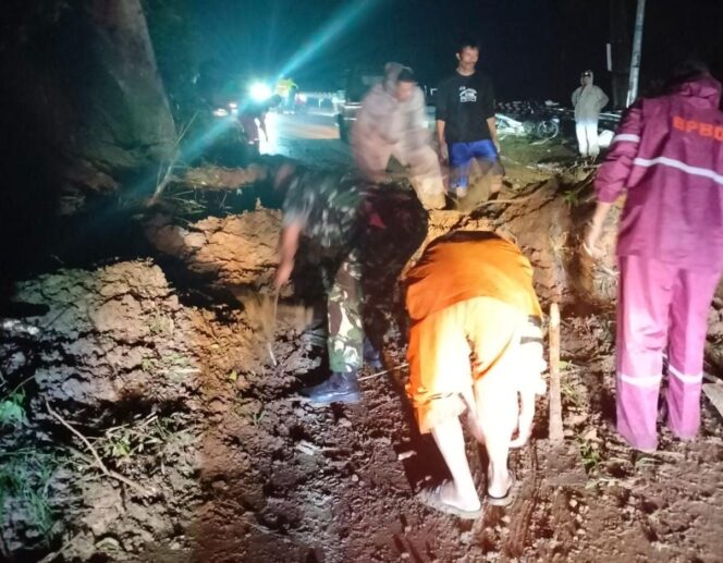 
					Longsor Di Desa Genting Babinsa Bergerak Cepat Terjun di Lokasi