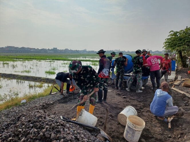 
					Memasuki Hari Ke-18, Satgas TMMD Ke-120 Kodim 0726/Sukoharjo Kebut Pengecoran Jalan