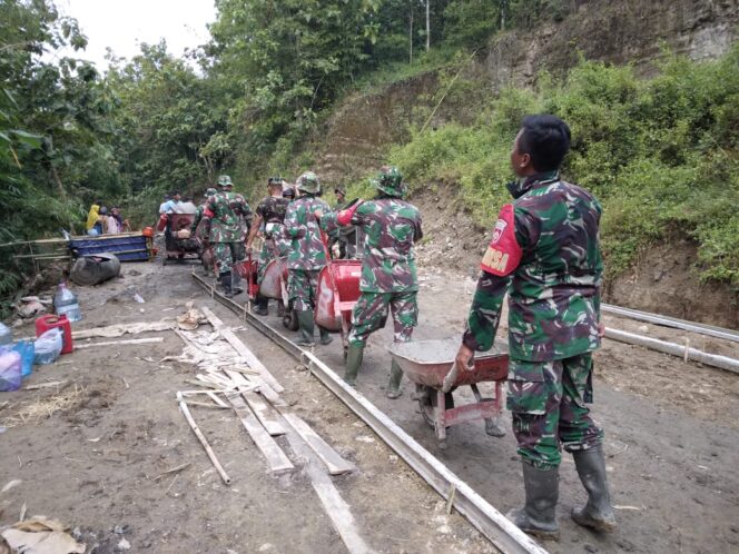 
					Unik & Menarik, Tertib Antrian Angkong Saat Pengecoran Tetap Rapi
