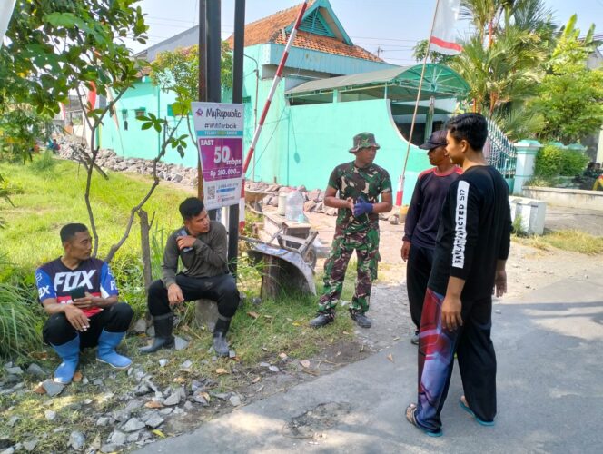 
					Manfaatkan Istirahat Siang, Anggota Satgas TMMD Reg Komsos dengan Warga desa Wirun