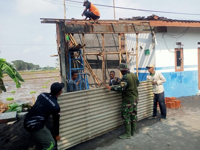 
					Satgas TMMD Ke-120 Kodim 0726/Sukoharjo Pasang Atap Poskamling