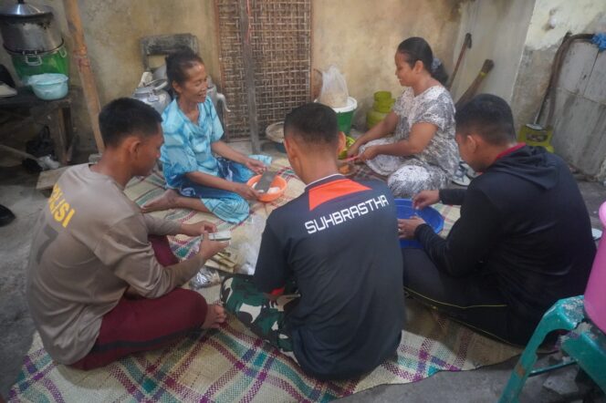 
					Anggota Satgas TMMD Ke 120 Kodim 0726/Sukohajo Bantu Siapkan Makan Siang