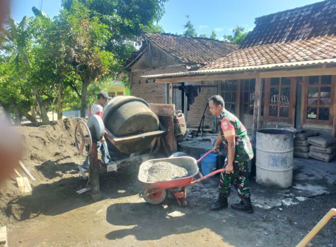 
					Peduli Terhadap Masyarakat, Babinsa Renovasi Rumah Warga