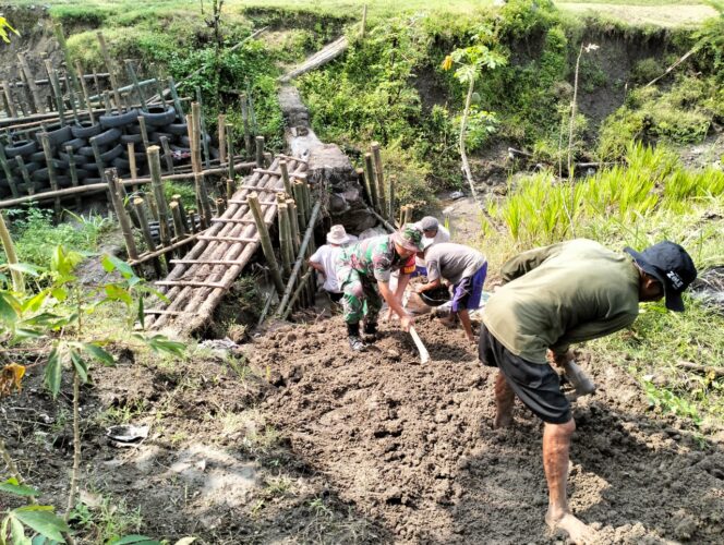 
					Antisipasi Terjadinya Banjir Babinsa bersama Warga Kompak Perbaiki Tanggul Sungai
