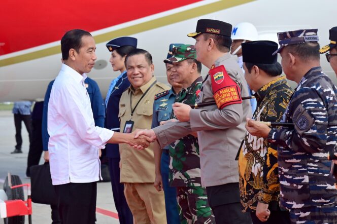 
					Kunjungan Kerja di Provinsi Riau, Presiden Joko Widodo Tiba di Bandara SSQ II