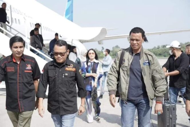 
					Ketua Umum GRIB Jaya Hercules Tiba di Pekanbaru Disambut dengan Pemberian Tanjak Khas Melayu