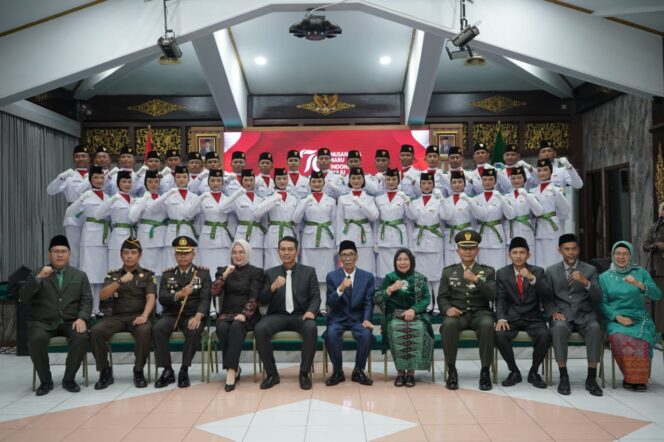 
					Bupati Fadhil Arief Kukuhkan 34 Paskibraka Batang Hari