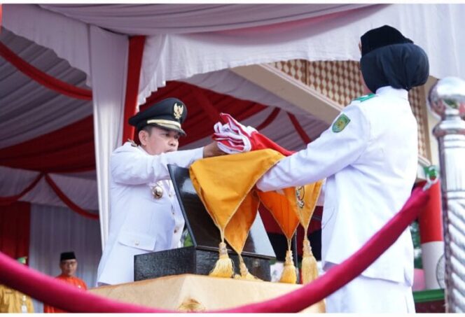 
					Sukses, Upacara Penurunan Bendera Sang Merah Putih. Pj Bupati Erisman Yahya Beri Apresiasi