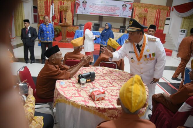 
					Bupati Suhatri Bur Serahkan Uang Dan Seragam Baru Bagi Legiun Veteran, Sebagai Tanda Tali Asih