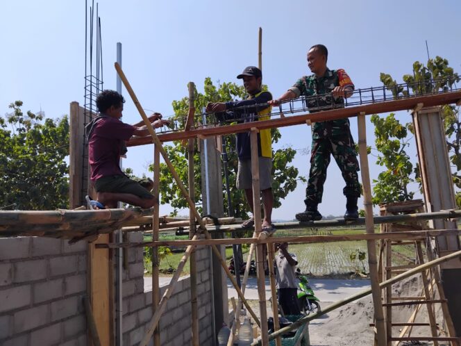 
					Babinsa dan Warga Desa Bergotong Royong Bangun Rumah Warga