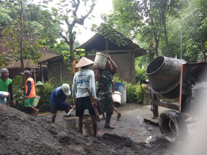 
					Pererat Silaturahmi, Babinsa Bantu Pengecoran Jalan 