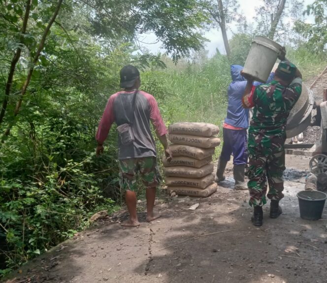 
					Babinsa Berjibaku, Jalan Desa Gilirejo Semakin Mulus   
