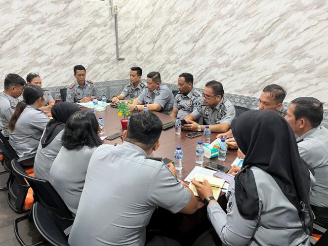 
					Selesai Apel,SUKARNO ALI Kalapas Kelas IIA Siantar Yang Baru Pimpin Rapat Internal Dengan Pejabat Struktural Lapas Pematangsiantar