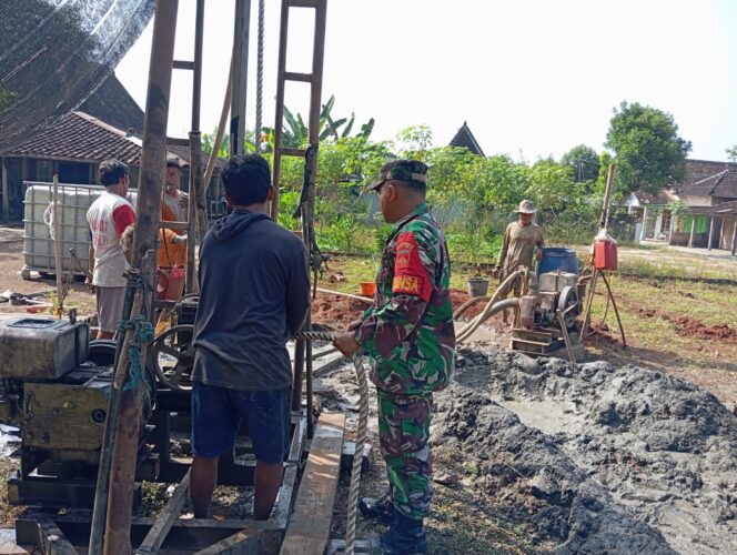 
					Babinsa Berjibaku Bersama Warga, Bantu Pembuatan Sumur Bor untuk Atasi Krisis Air