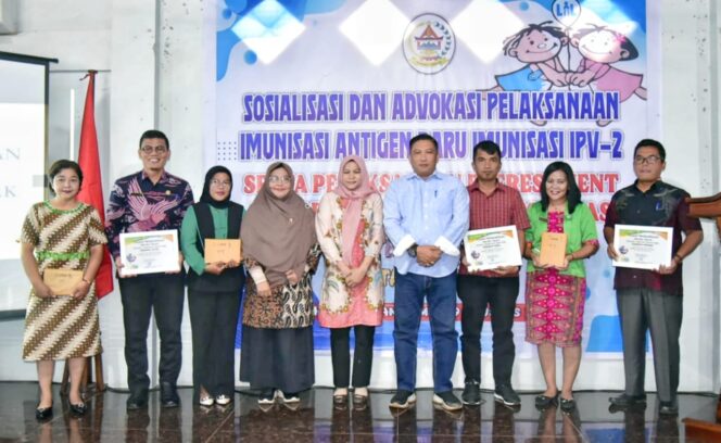 
					Sekdakab Tapteng Serahkan Sertifikat Awards Imunitas Kepada Kepala Puskesmas