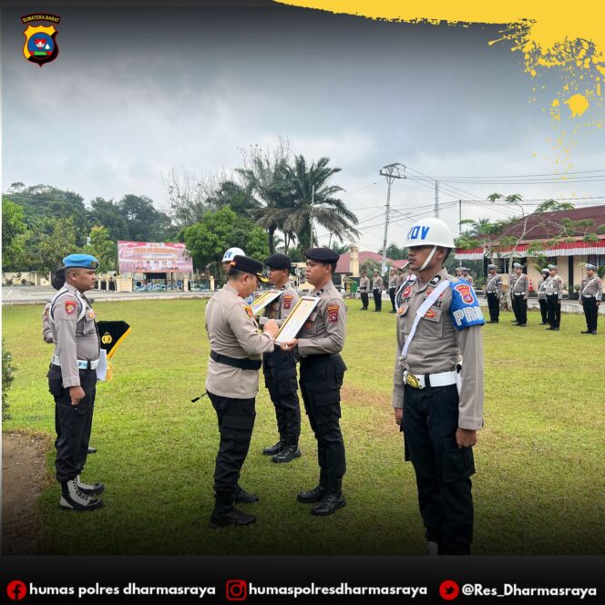 
					Kapolres Dharmasraya Pimpin Upacara Pemberhentian Tidak Dengan Hormat Dua Personel Polri: Tegas Menjaga Integritas Korps Bhayangkara