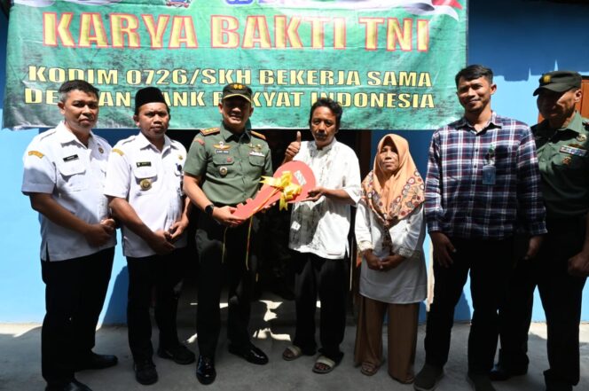 
					Dandim 0726/Sukoharjo Serahkan Kunci Hasil Renovasi RTLH kepada Pak Slamet dan Pak Dwi di Desa Langenharjo dan Gedangan