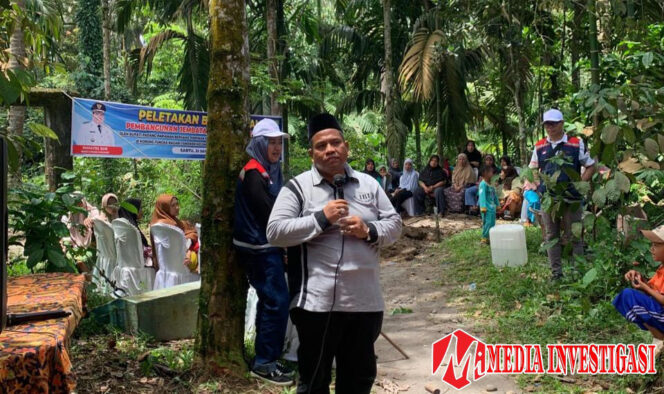 
					Bupati Suhatri Bur hadir dalam perbaikan jembatan gantung di Korong Durian Sakok. (dok.istimewa)