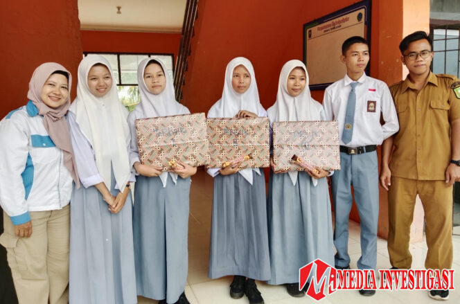 
					PPWI Menyerahkan Hadiah Lomba Tulis Karya Jurnalistik di SMA Negri 2 Tembilahan