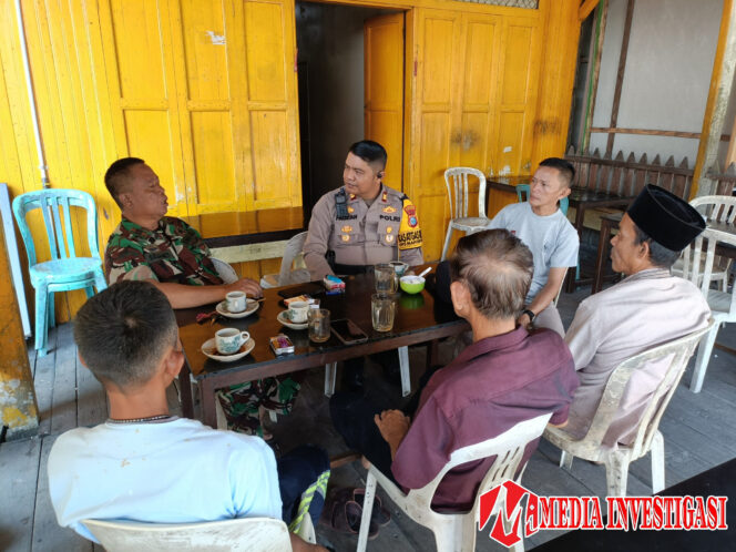 
					Kapolsek dan Danramil beserta warga Indragiri Hilir. (dok: istimewa 