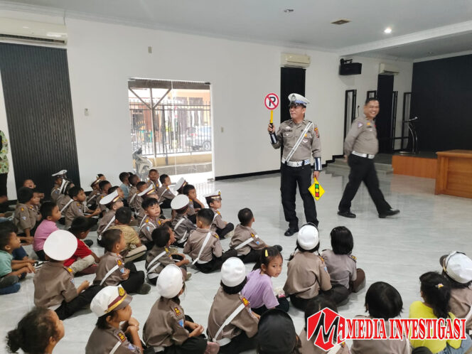 
					Kegiatan edukasi Kasat Lantas, Kanit Regident, serta seluruh Personil Sat Lantas Polres Sibolga. Mereka menyambut kedatangan anak-anak dari TK Kemala Bhayangkari 12. (dok Humas Polres Sibolga).