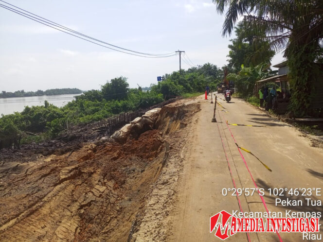
					Jalan Lintas Tembilahan-Rengat Kembali Longsor, Kapolsek Kempas Sarankan Kendaraan Roda Empat Lewat Jalur Simpang Granit