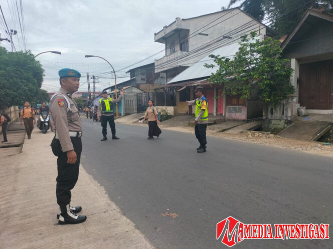 
					Membantu Warga Menyebrang Jalan, Personil Polres Sibolga Laksanakan Strong Point