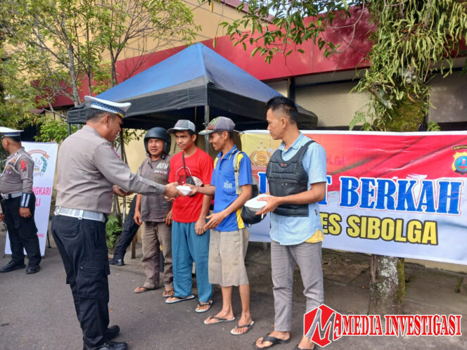
					Polres Sibolga Bagikan Nasi Kepada Warga Dijalan